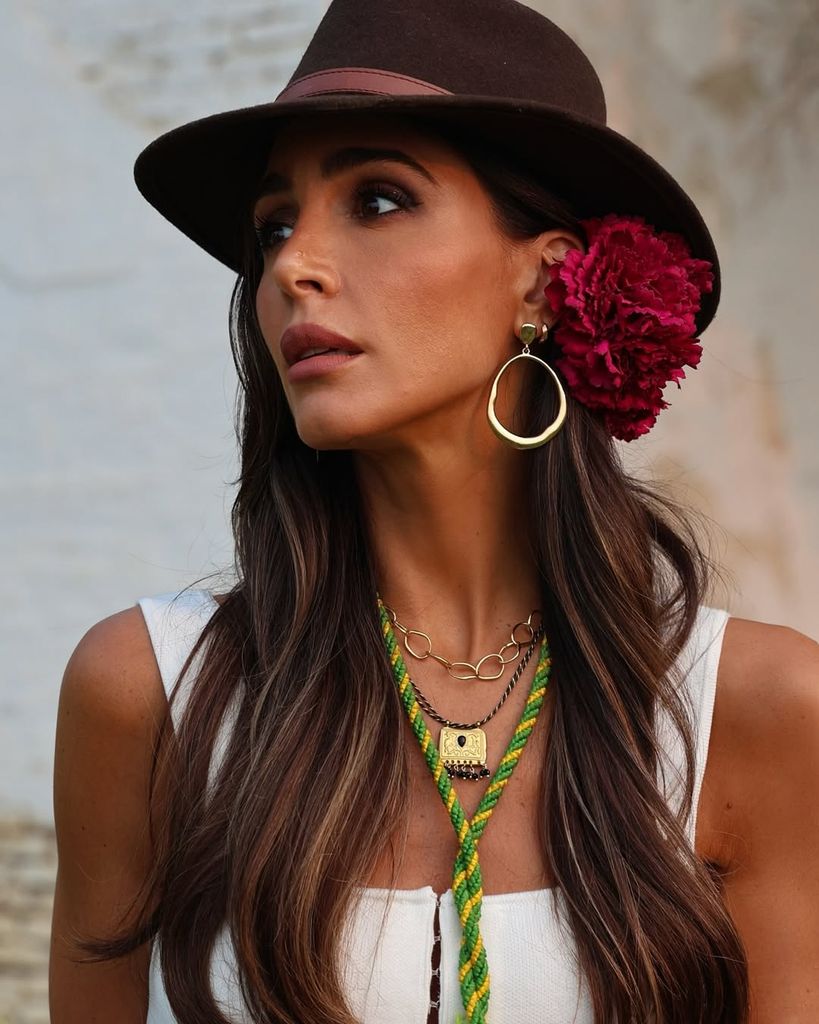 Rocío Osorno diseña su propio look para El Rocío: chaqueta con bordado étnico y falda de flamenca