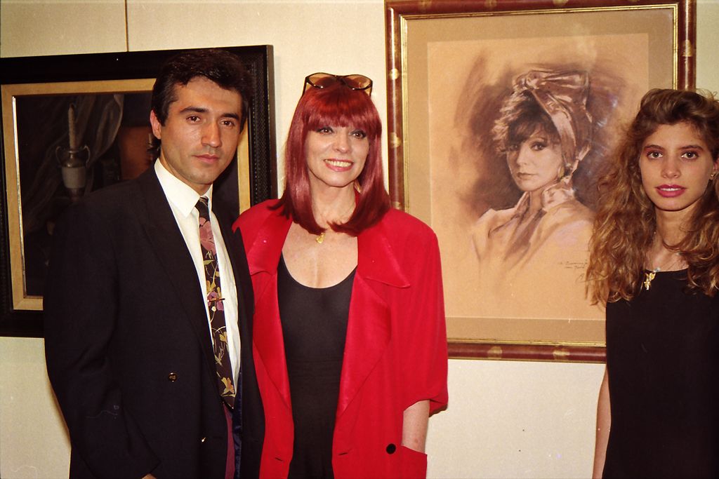 Encarnita Polo con su hija, Raquel, y su buen amigo, Antonio Montiel