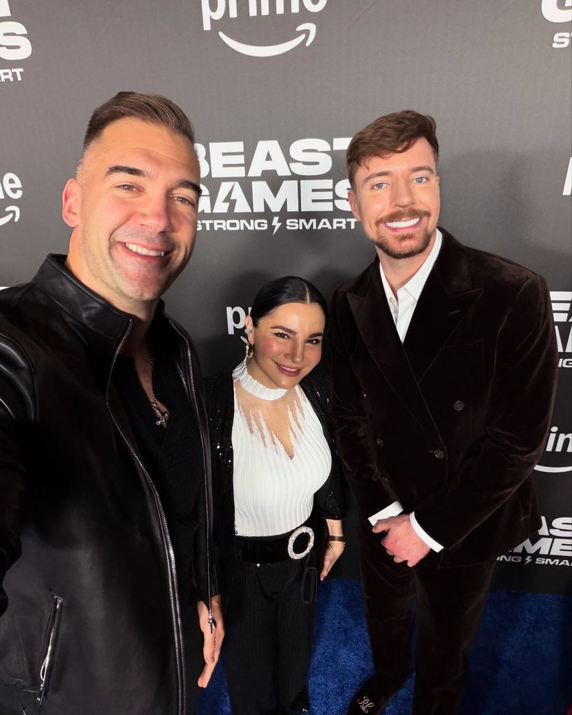 Martha y Lewis posaron con MrBeast, el anfitrión de la noche.