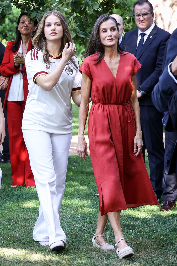 La reina Letizia, con vestido rojo de Adolfo Domínguez durante la recepción en el Palacio de La Zarzuela a la selección española de fútbol (20 de julio de 2026).