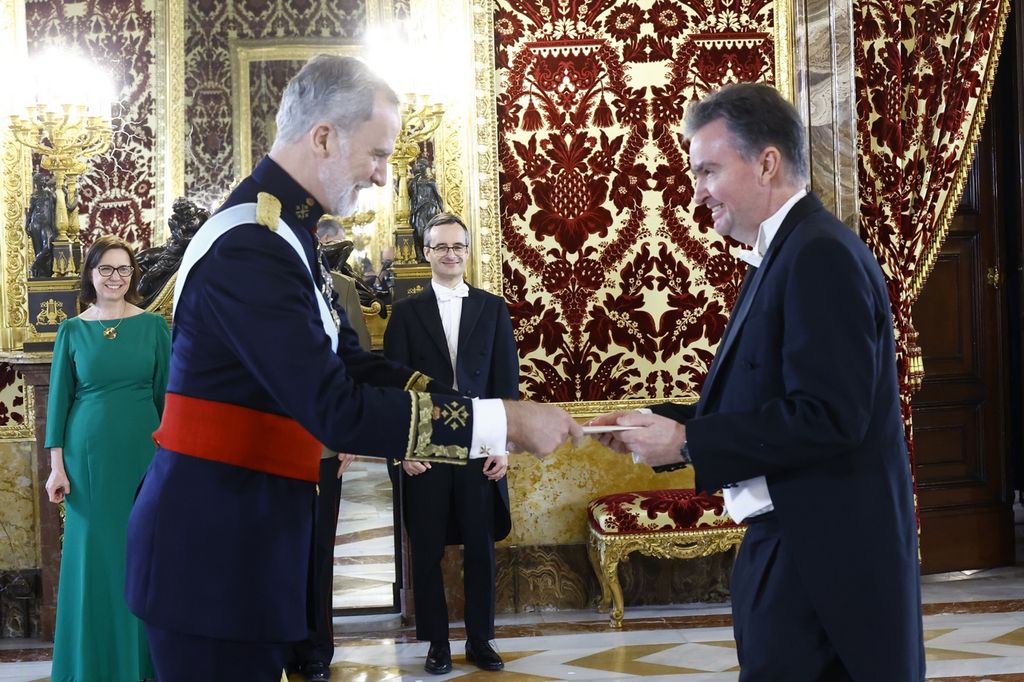 Momento en el que Jorge de Habsburgo le entrega al Rey su carta credencial