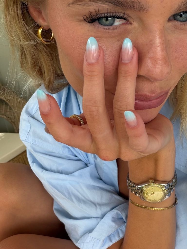 Manicura francesa degradada en azul turquesa