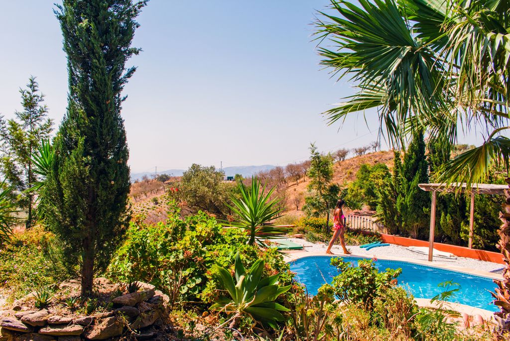 Jardín con piscina