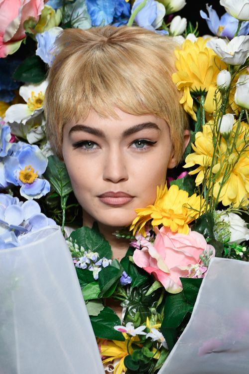 Gigi Hadid en el desfile de Moschino con un corte de pelo pixie