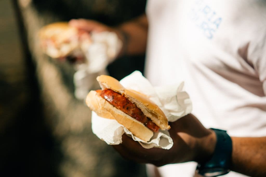 Choripán, en un puesto de cocina callejera
