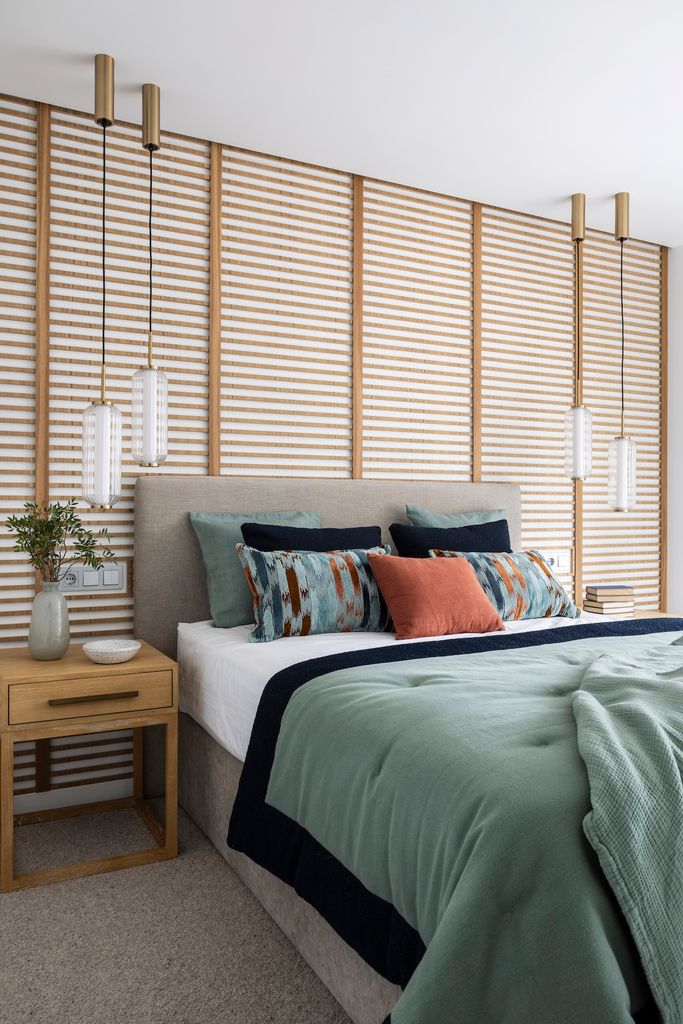 Dormitorio con palillería de madera.