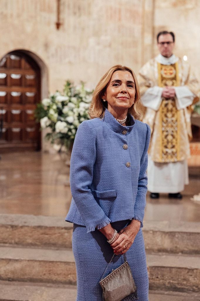 Madre de la novia con traje de Carmen García Studio en azul