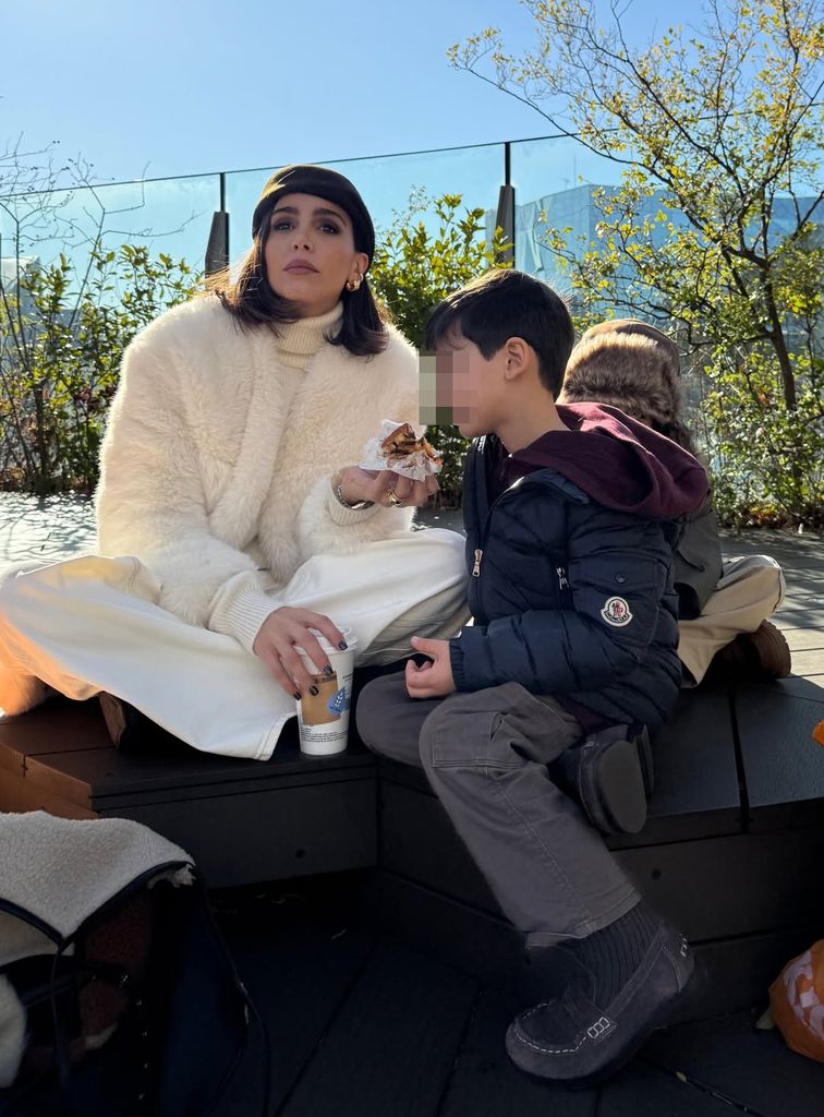 Rocío Osorno con sus hijos en su viaje en Japón