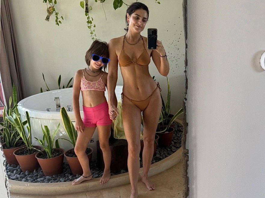 Madre e hija presumieron su look playero.