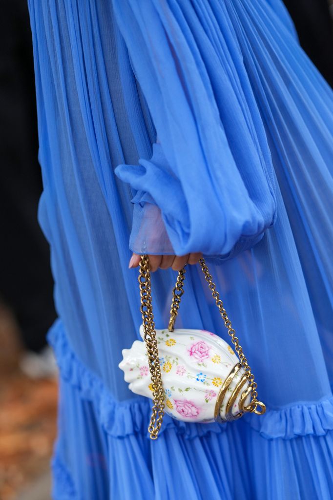 Detalle del bolso de Inés de Ramón durante el desfile de Chloé Primavera/Verano 2027 en la Semana de la Moda de París, el 1 de octubre de 2026.