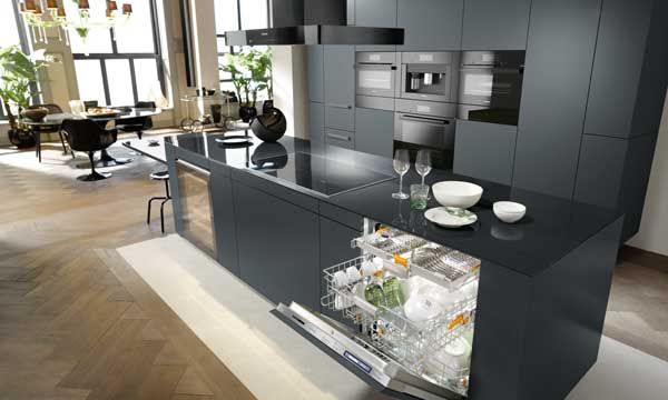 Esta propuesta de Miele (miele.es) posee todo lo necesario para cocinar (y recoger) como un gran chef: una distribución fluida y un equipamiento de última generación, con hornos de vapor, módulos calientaplatos, lavavajillas 'mágicos'...
