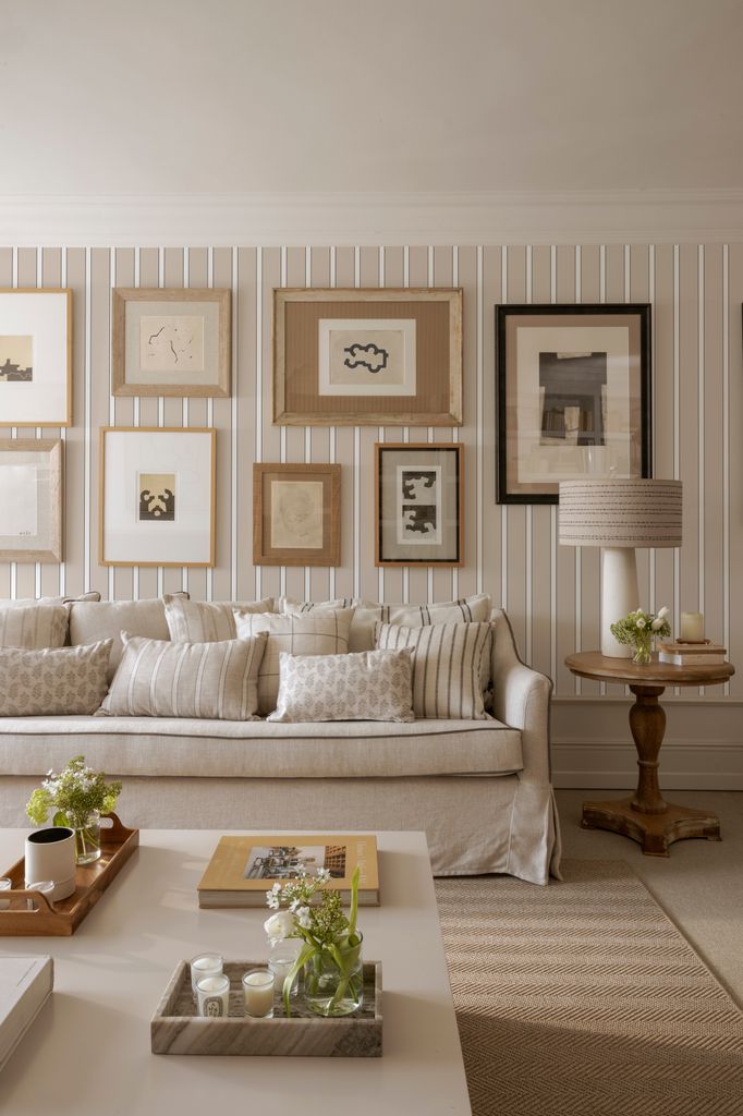 Alfombra de KA International, como el sofá, los cojines y el papel pintado, este último de la colección de Natalia Zubizarreta