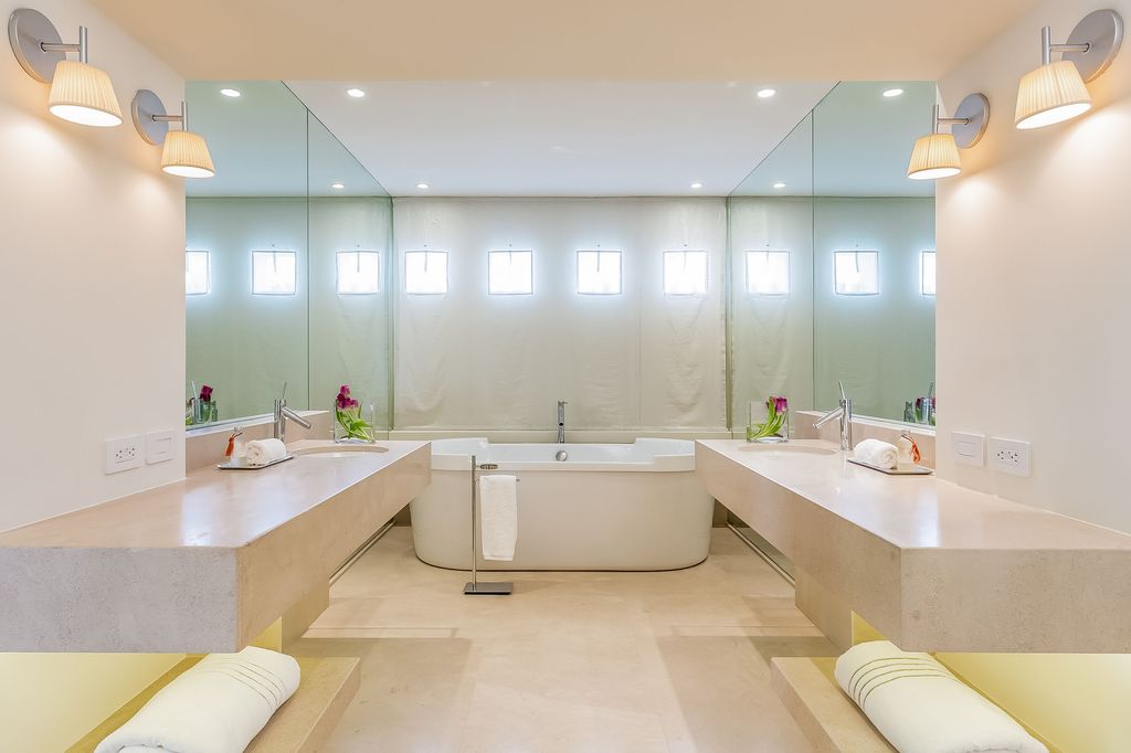 El elegante cuarto de baño en la casa de Shakira en Miami