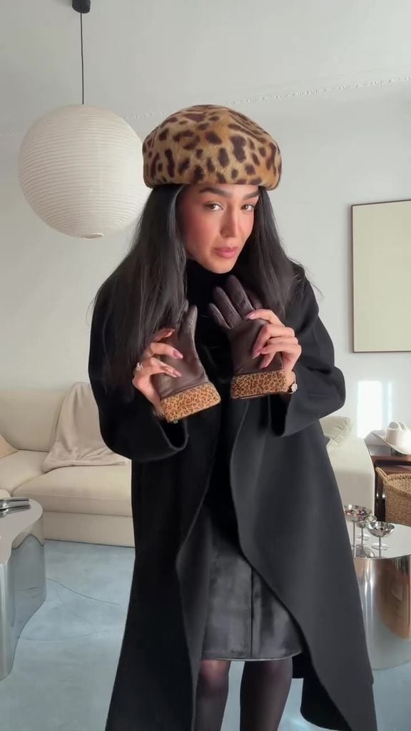 Ale Capetillo también tomó unos guantes del clóset de su mamá.