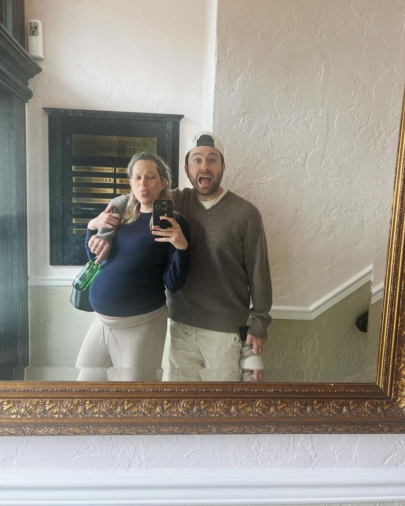 Erin Foster y Simon Tikhman posando en un espejo