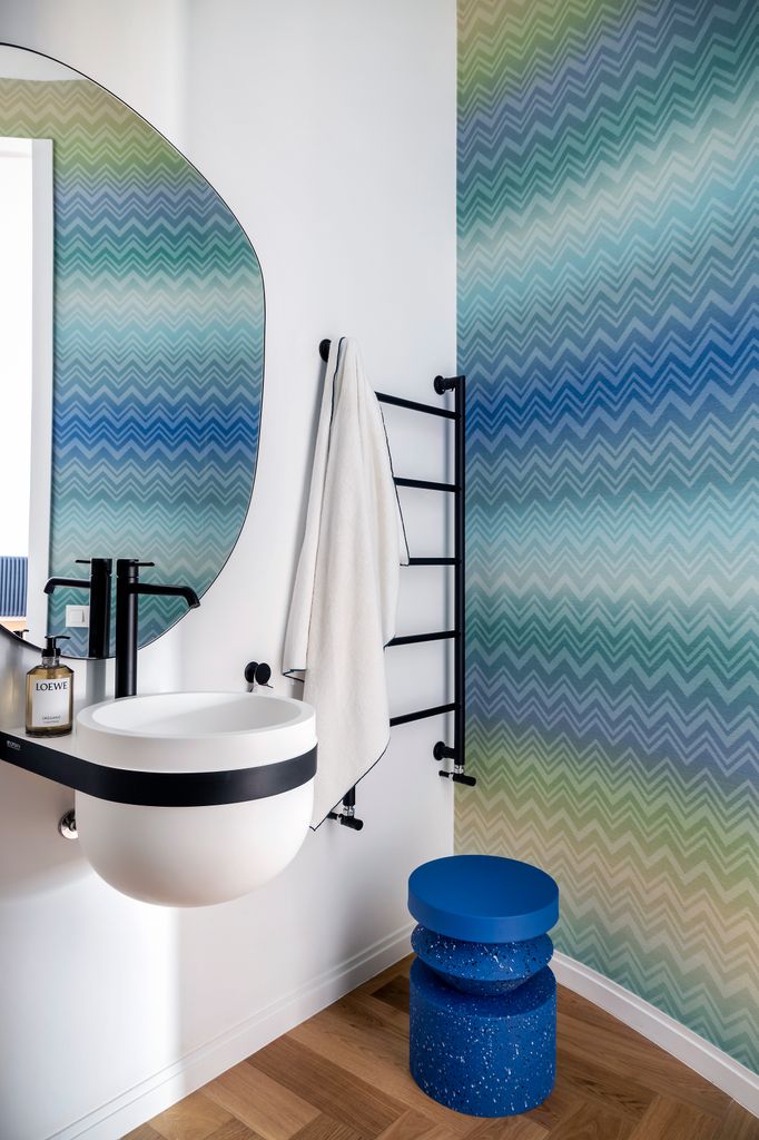 Baño moderno con papel pintado geométrico