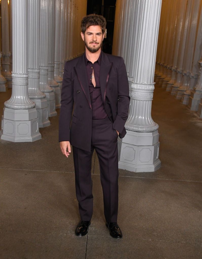 Plano entero de Andrew Garfield en la gala LACMA Art+Film 2024