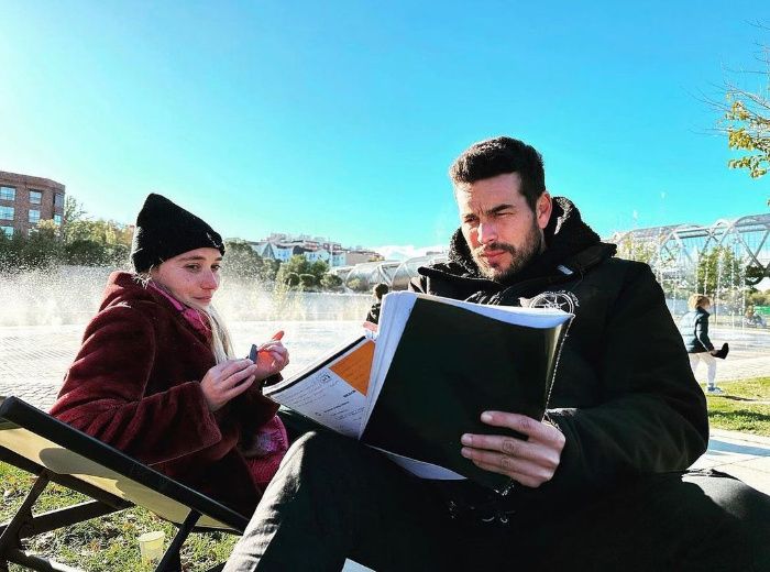 Mario Casas y Déborah François en el rodaje de la película que han escrito