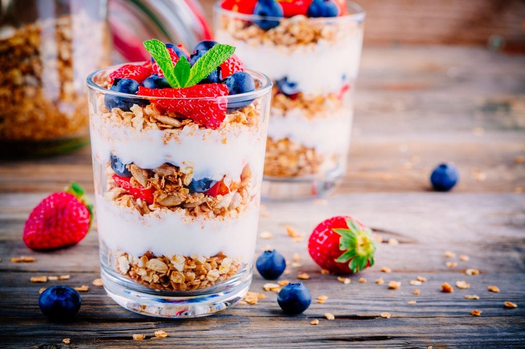 Parfait de fresas y arándanos
