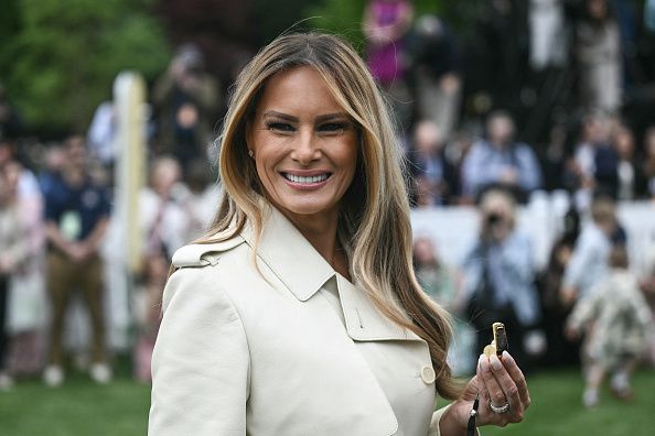 La primera dama de Estados Unidos, Melania Trump, sostiene un silbato mientras participa en la tradicional Carrera de Huevos de Pascua