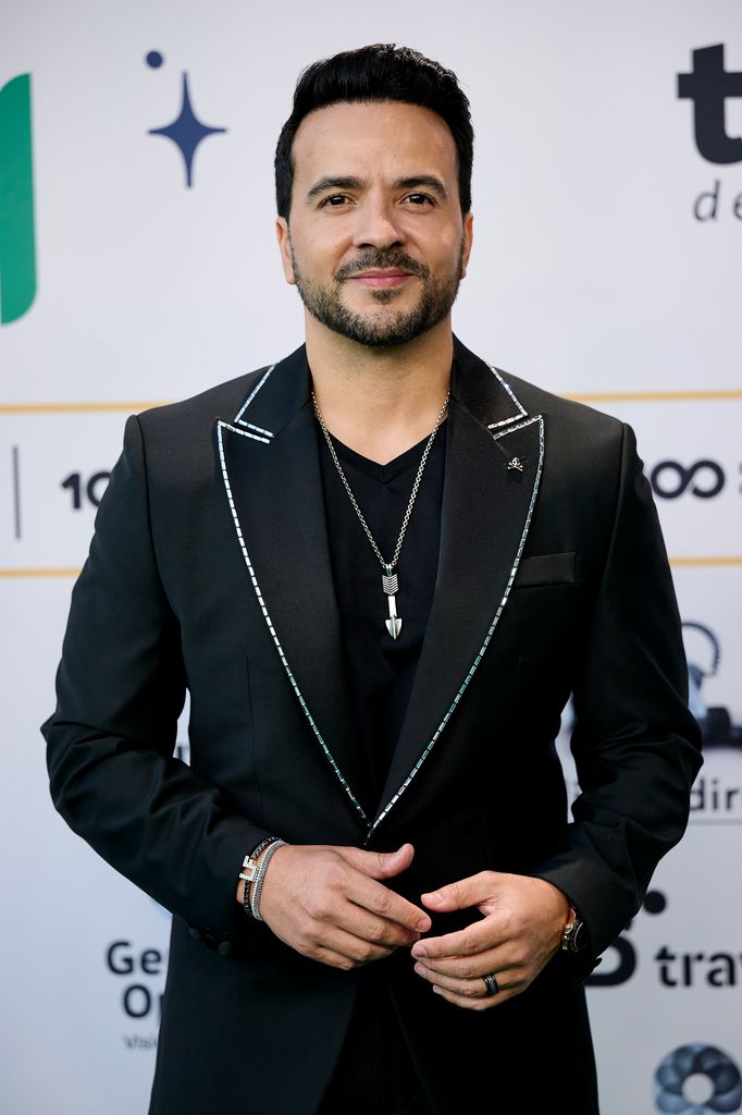 Luis Fonsi está de luto por el fallecimiento de su abuela.