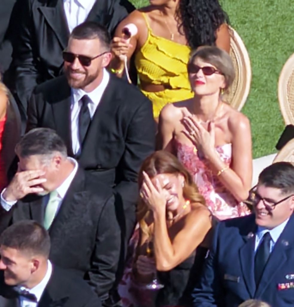 Taylor y Travis lucieron felices en la boda de sus amigos.