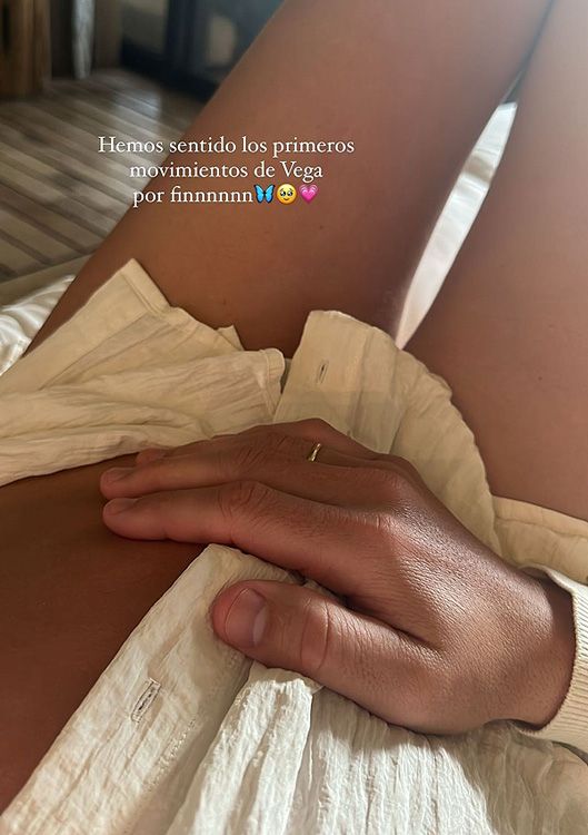 María Pombo siente por primera vez a su hija Vega 
