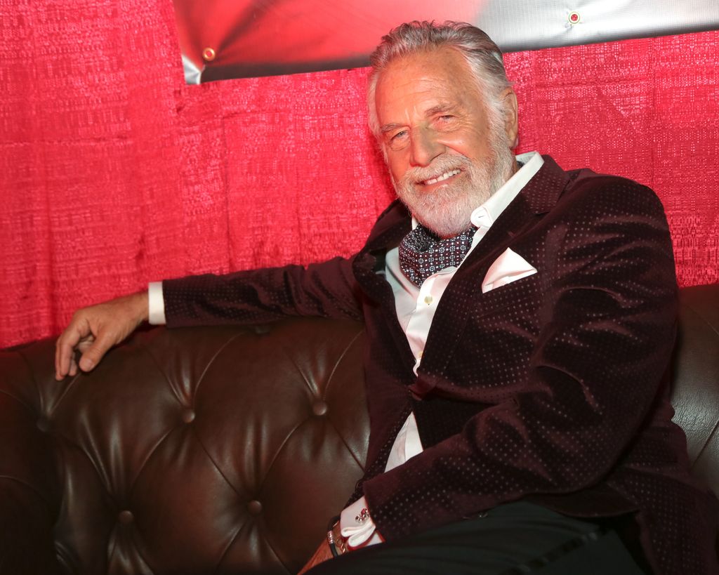 Jonathan Goldsmith, conocido por interpretar al icónico "Hombre más interesante del mundo" en los anuncios de la cerveza Dos Equis.
