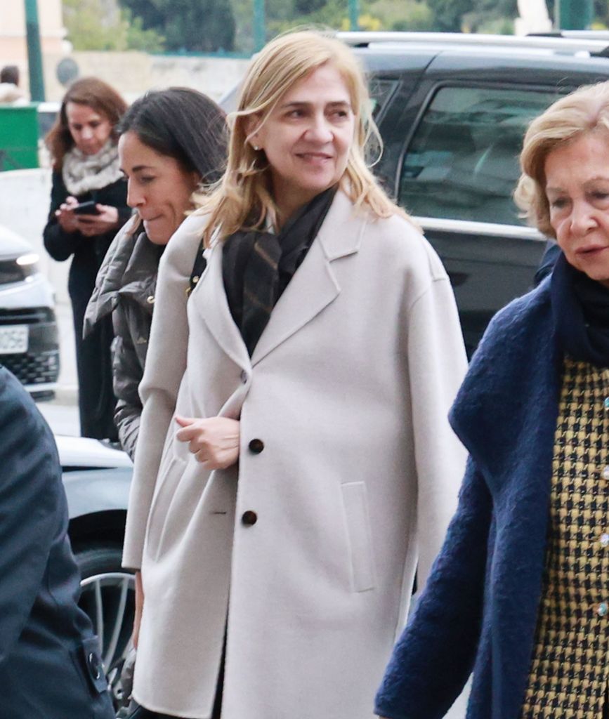 La infanta Cristina, en Atenas con su madre para la boda del príncipe Nicolás de Grecia