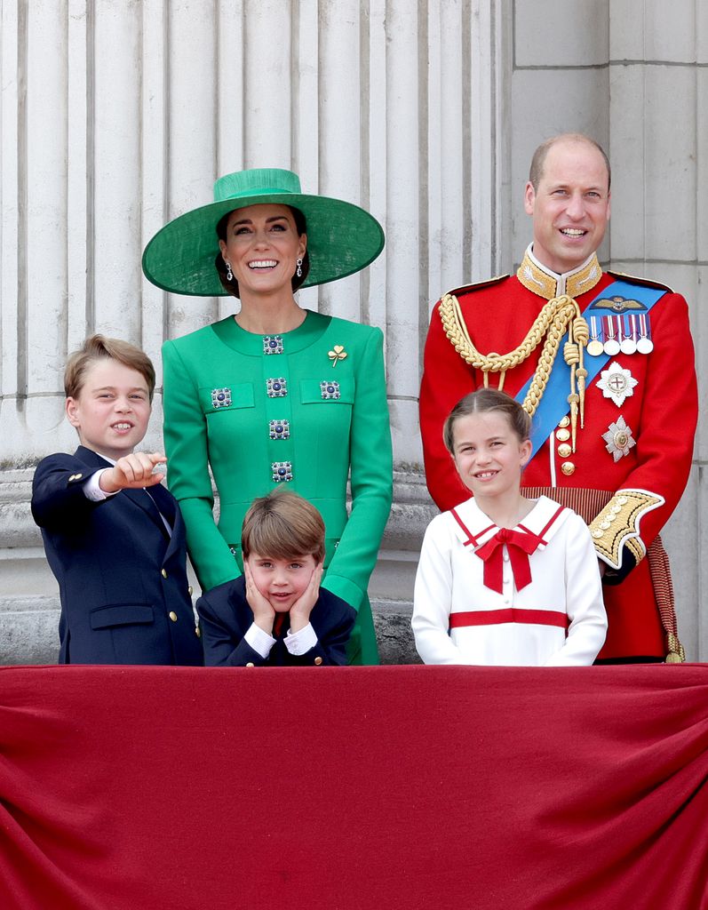 Plano medio de Kate Middleton y Guillermo de Inglaterra con sus hijos en el balcón real