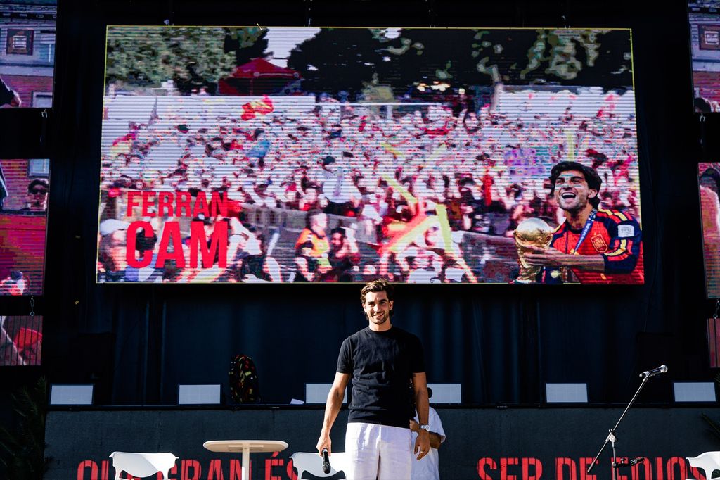 El Ayuntamiento de Foios instaló una pantalla gigante para que todos los vecinos pudieran ver el homenaje
