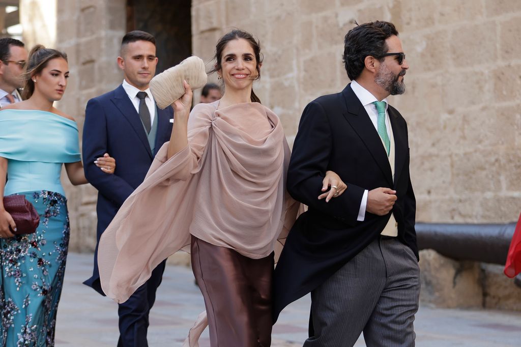Elena Furiase y su marido, Gonzalo Sierra, en el enlace de Paty Sánchez-Flores y Javier Millet en Jávea