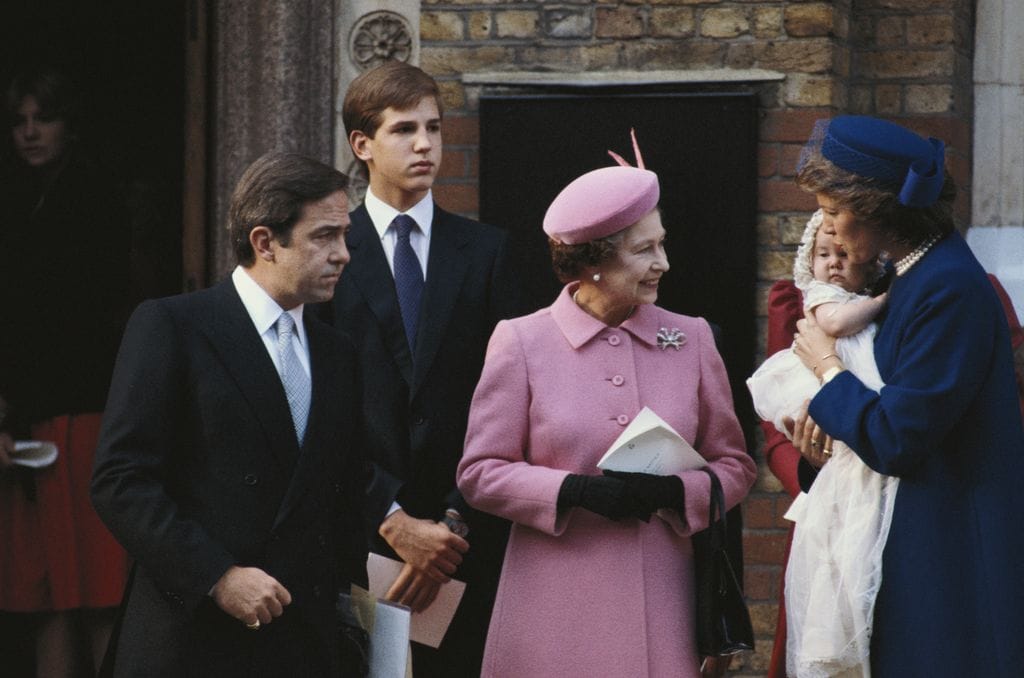 Constantino de Grecia y Ana María de Dinamarca junto a su hija Theodora de Grecia y la Reina Isabel II de Inglaterra