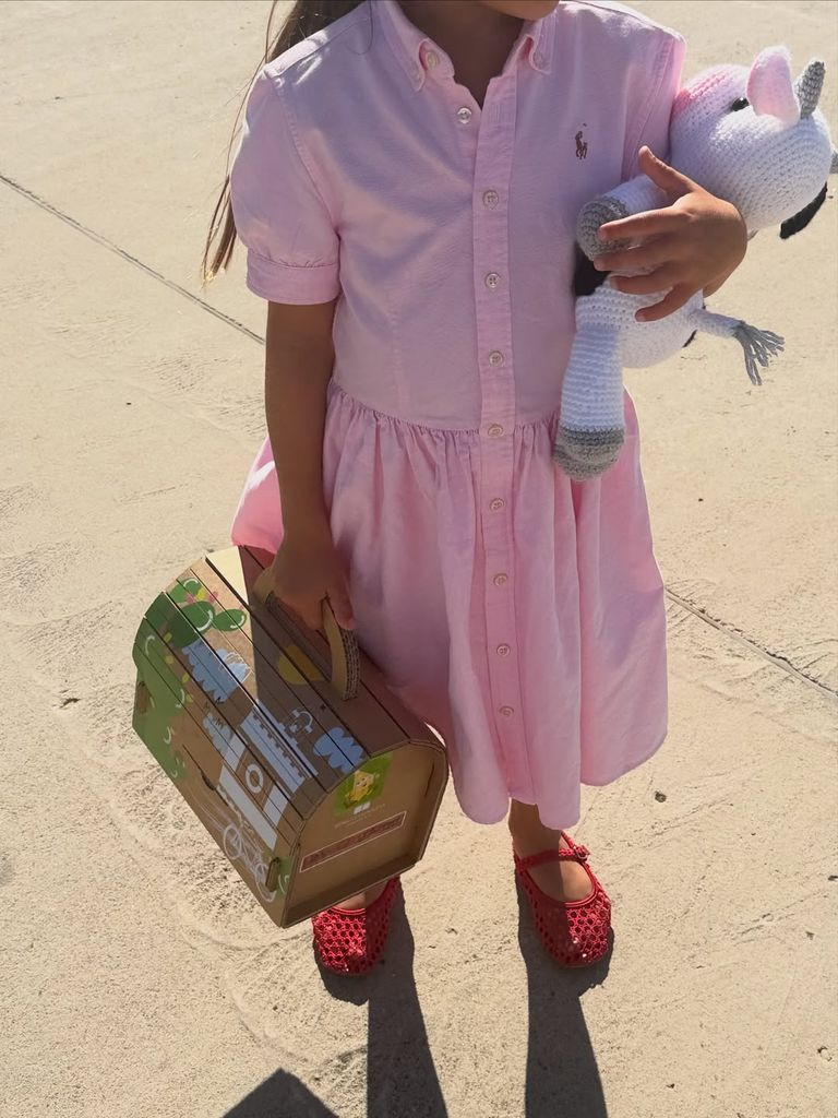 Sharon compartió esta adorable foto de su hija Blu tras su regreso a clases.