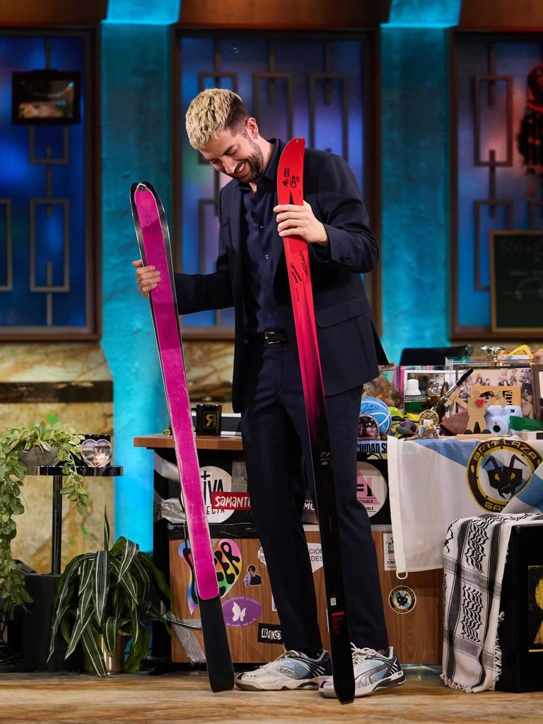 David Broncano en 'La Revuelta' con los esquís que le regalaron Oriol Cardona y Ana Alonso
