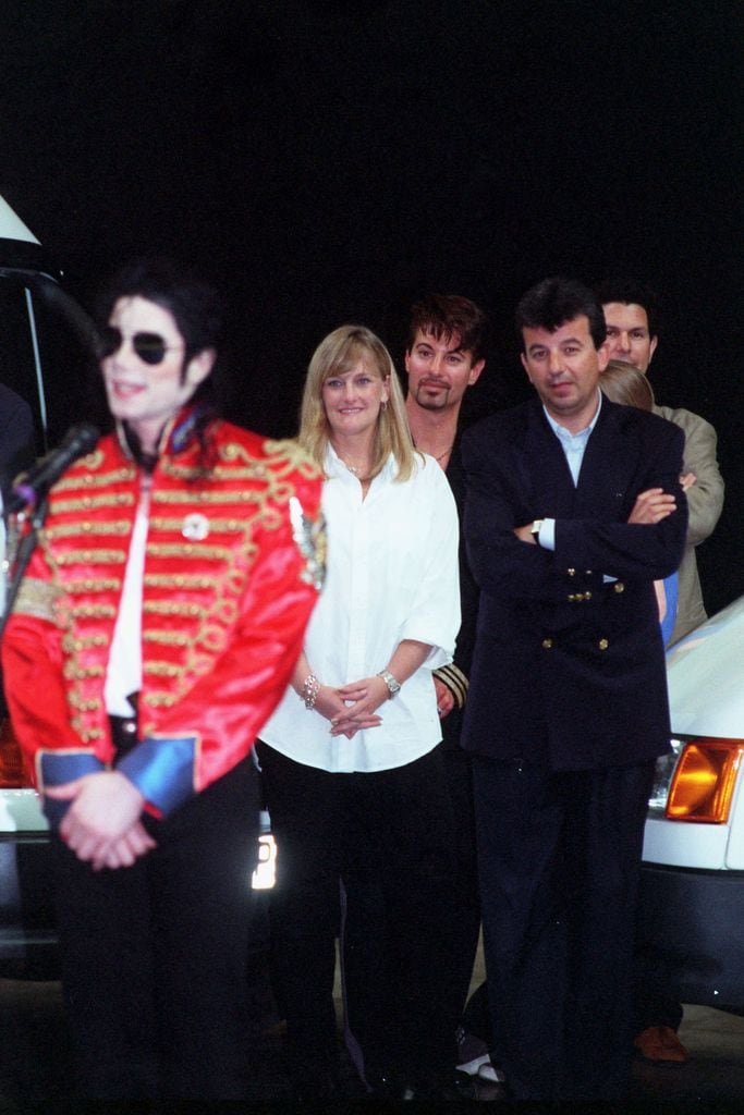 Singer Michael Jackson talks to fans as wife Debbie Rowe 