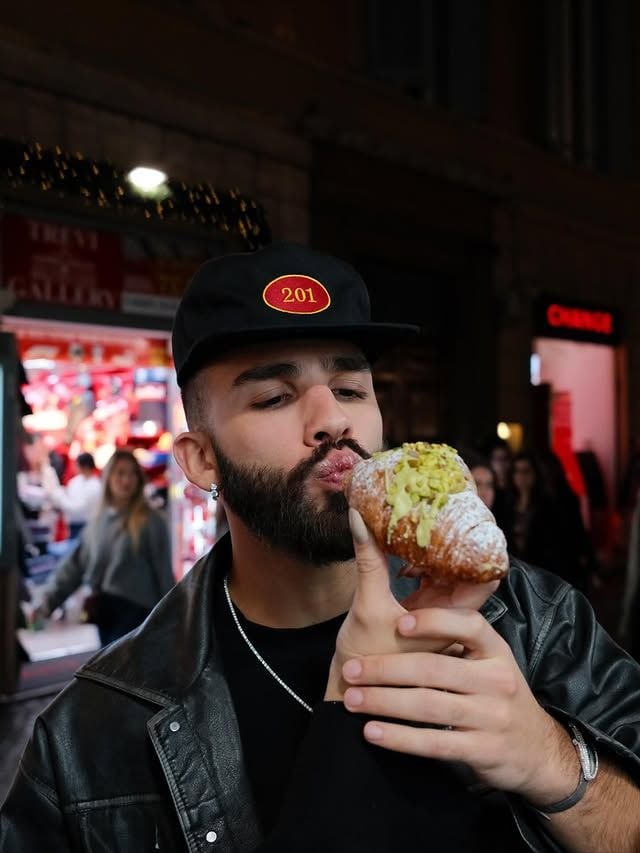 El cantante comiendo un dulce en Roma