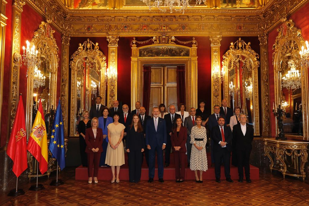 Los reyes Felipe y Letizia, junto a la princesa Leonor, posan con las autoridades en el Palacio de Gobierno de Navarra