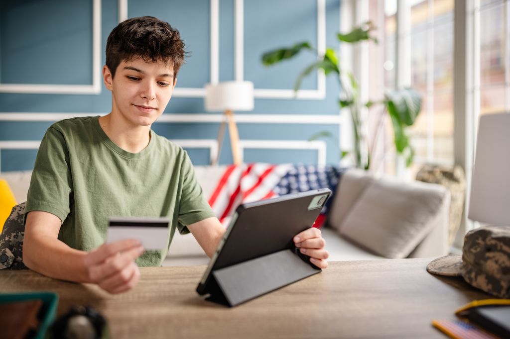 Adolescente comprando por Internet