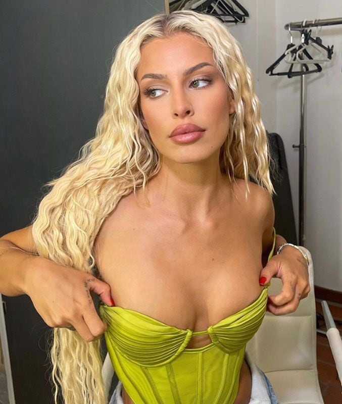 Jessica Goicoechea posando con un corset verde