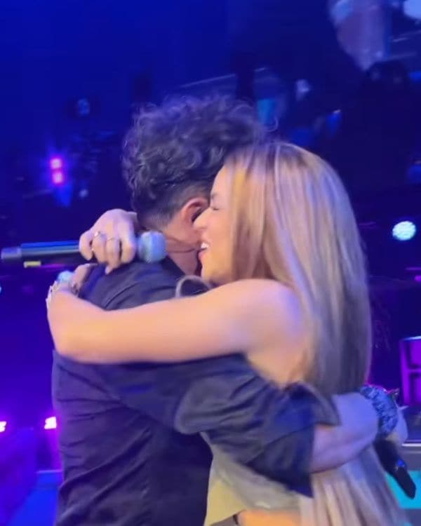 Shakira y Carlos Vives abrazados