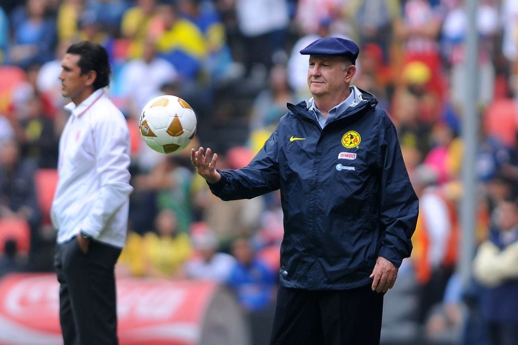 Manuel Lapuente era reconocido tanto por su desempeño en la cancha como por su habilidad en el banquillo