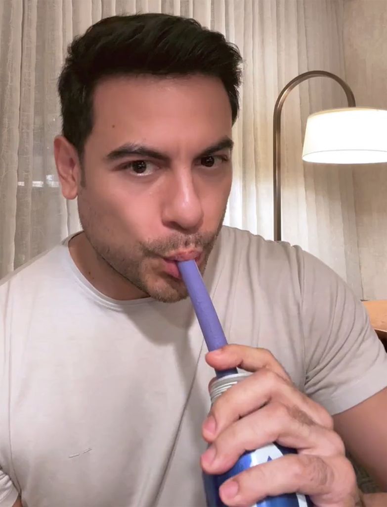 Carlos Rivera mostró el aparato que le ayuda con su terapia
