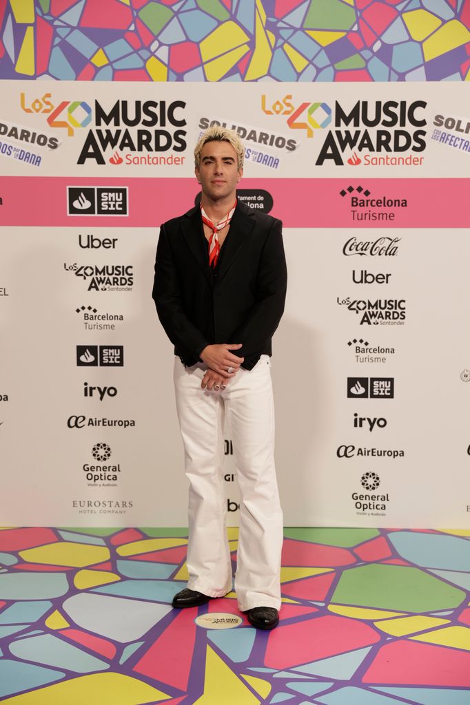 Plano entero de Álvaro de Luna con blazer negra y pantalon blanco