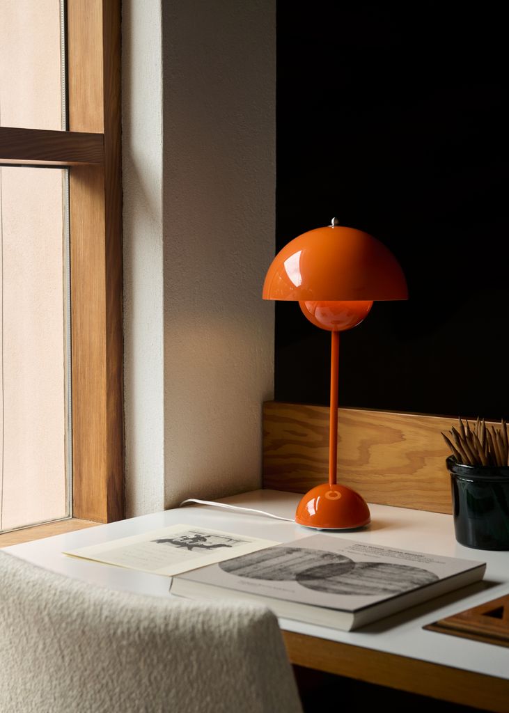 Lámpara de mesa de color naranja