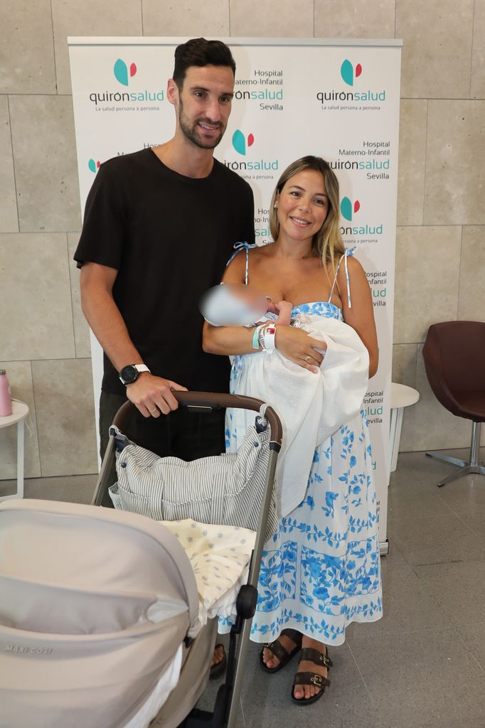 Sergio Rico y Alba Silva salen del hospital en Sevilla con su bebé