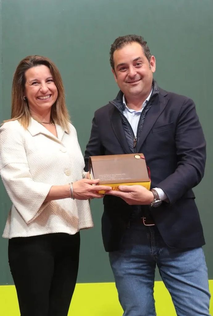 Belén e Iván recibiendo el premio a la mejor bodega del año