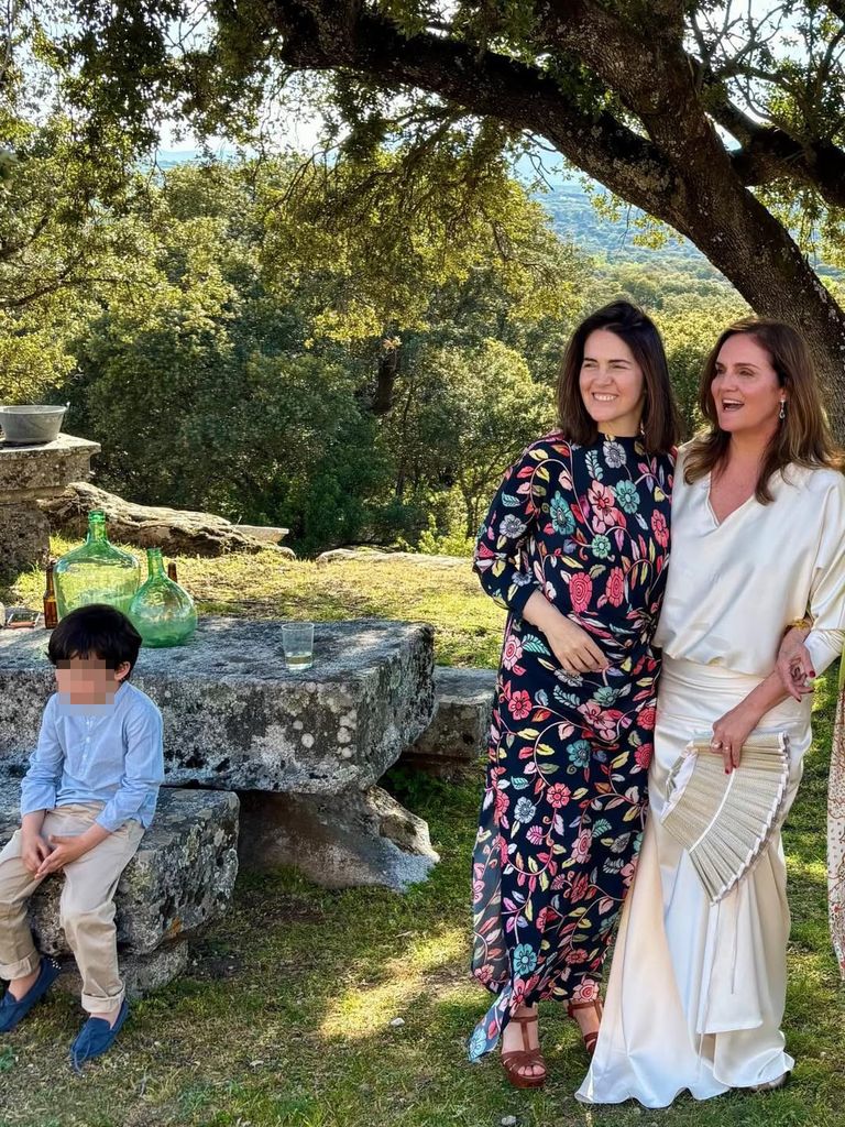 La novia, Eugenia Fraile, lleva en la mano el original sombrero que llevó
