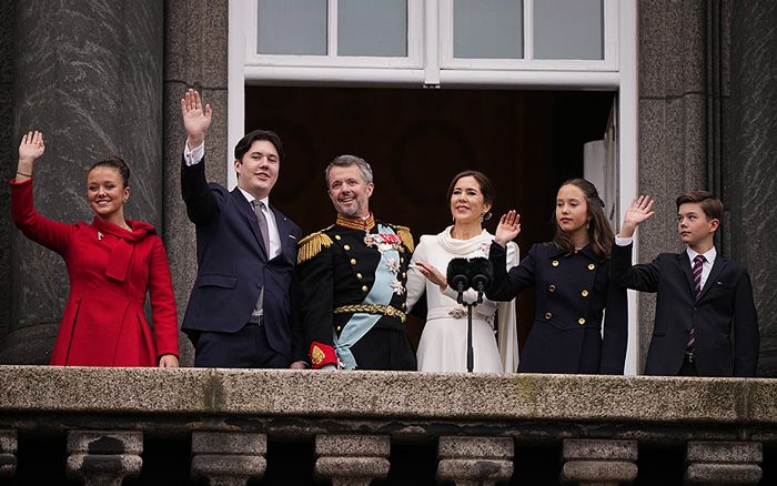 Saludo de los Reyes y sus hijos desde el balcón de Christiansborg 