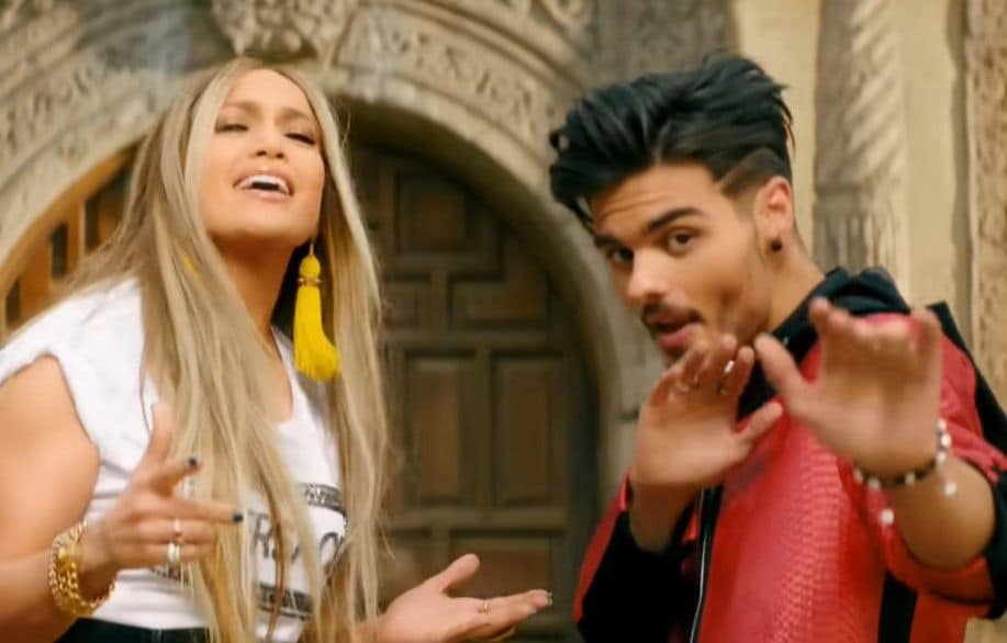 Jennifer Lopez y Abraham Mateo en el videoclip de "Se acabó el amor" en 2018